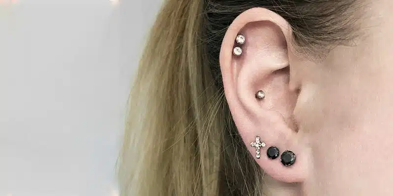 Comment mettre un piercing anneau à l'oreille