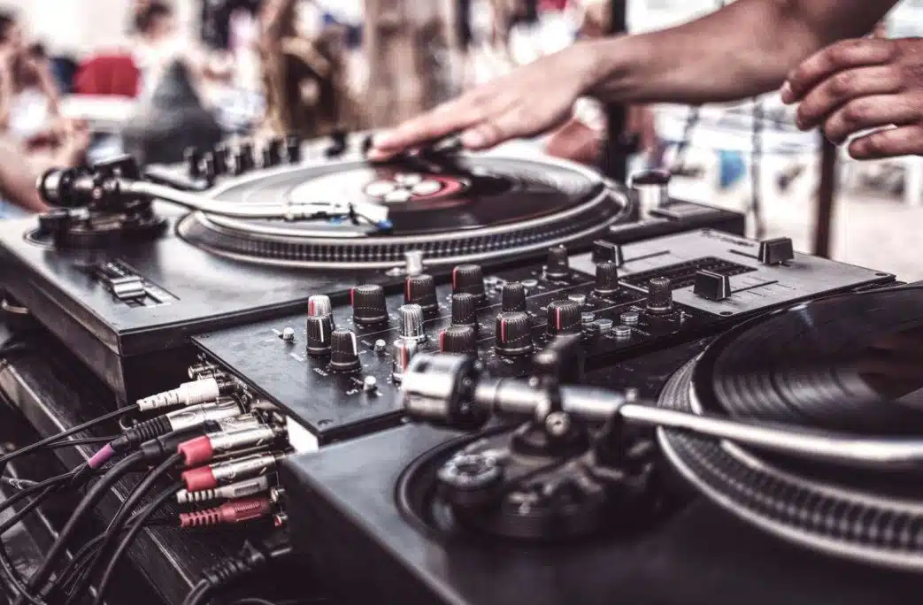 DJ au platine