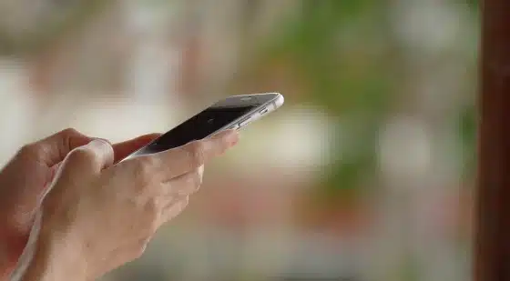 Mains sur un smartphone