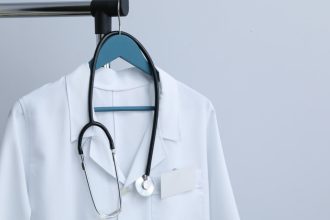 Blouse médicale : ce qu'il faut vérifier avant de commander en ligne