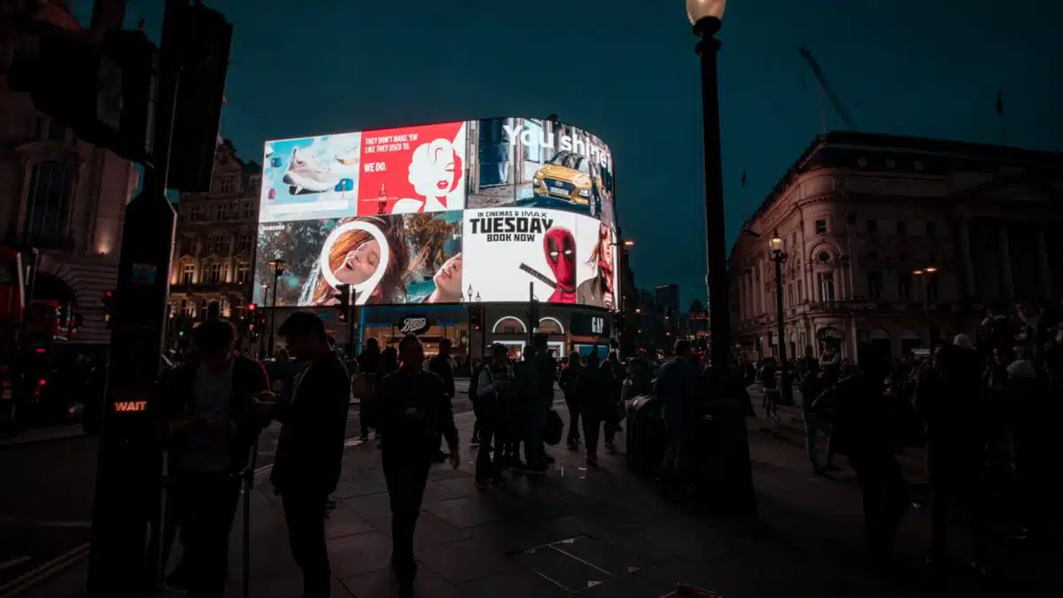 Boostez la visibilité de votre commerce avec l'enseigne publicitaire
