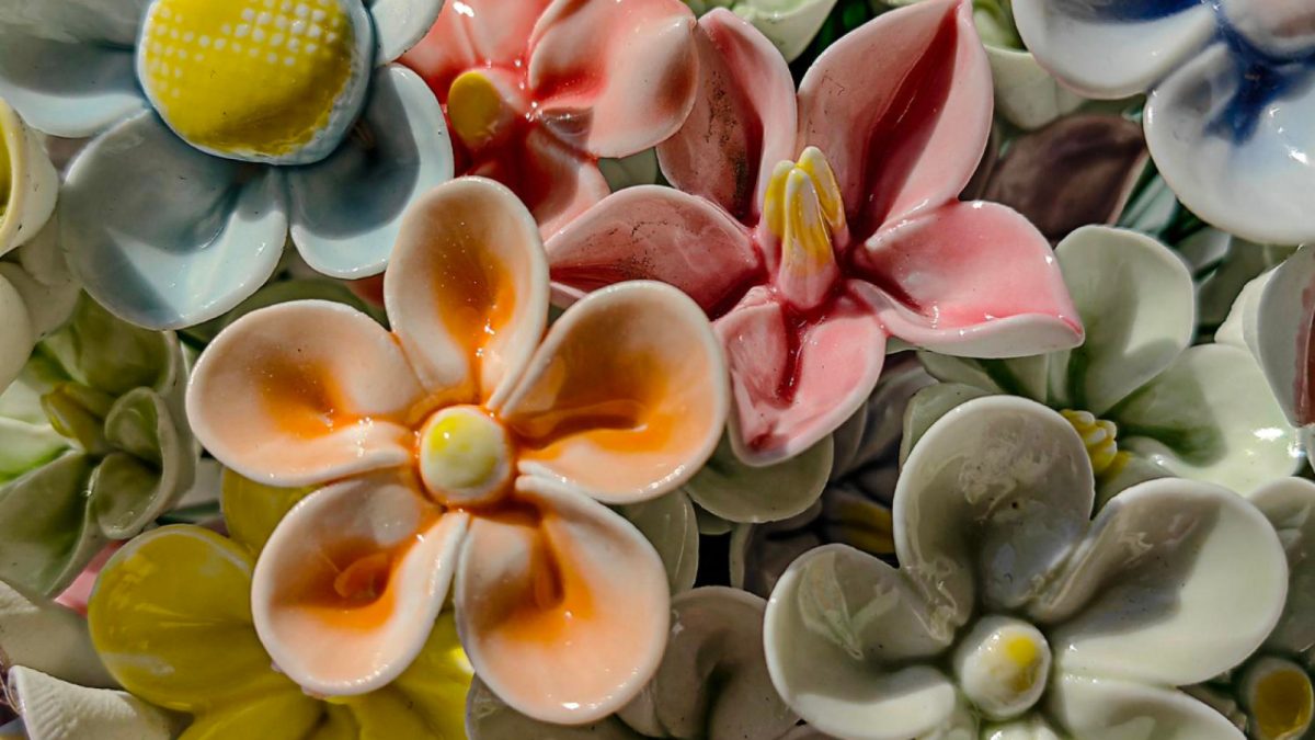Décoration de tombe avec fleurs en céramique : élégance et durabilité pour votre hommage