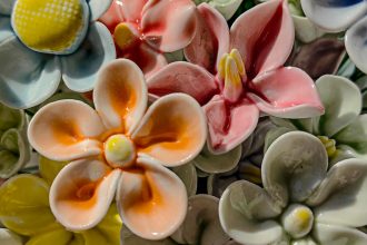 Décoration de tombe avec fleurs en céramique : élégance et durabilité pour votre hommage