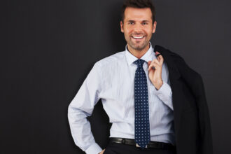 La cravate homme est de retour : comment la porter avec style en 2025 ?